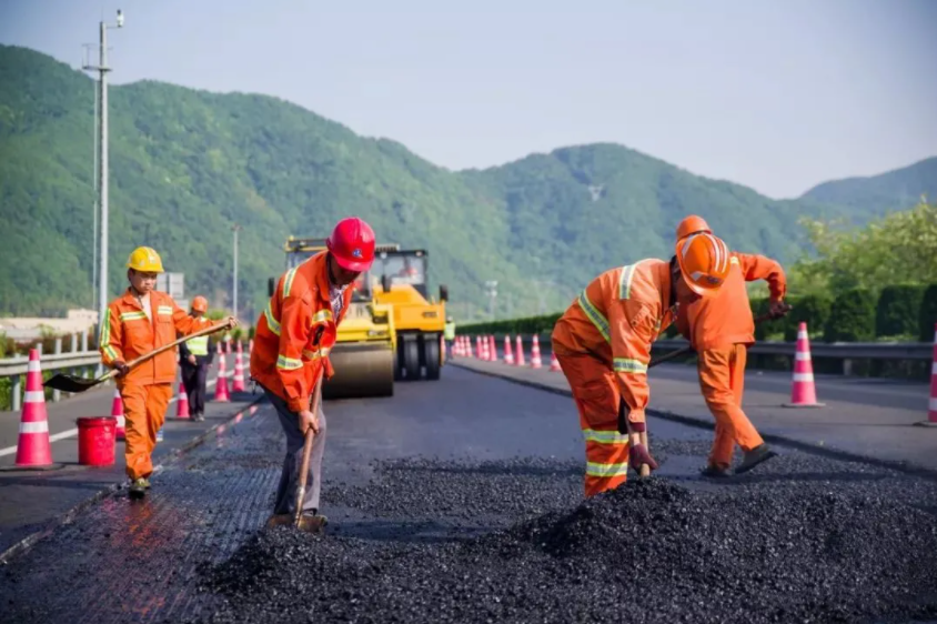 深化“放管服”改革，推动构建全国统一公路养护市场